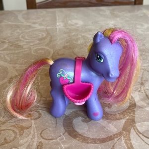 2002 My Little Pony G3 Bumbleberry Butterfly Island  Scootin’ Along Strawberry